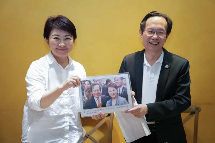 蔡志弘到西區「飪室咖哩」公正店用餐，盧秀燕大讚真的很好吃。讀者提供