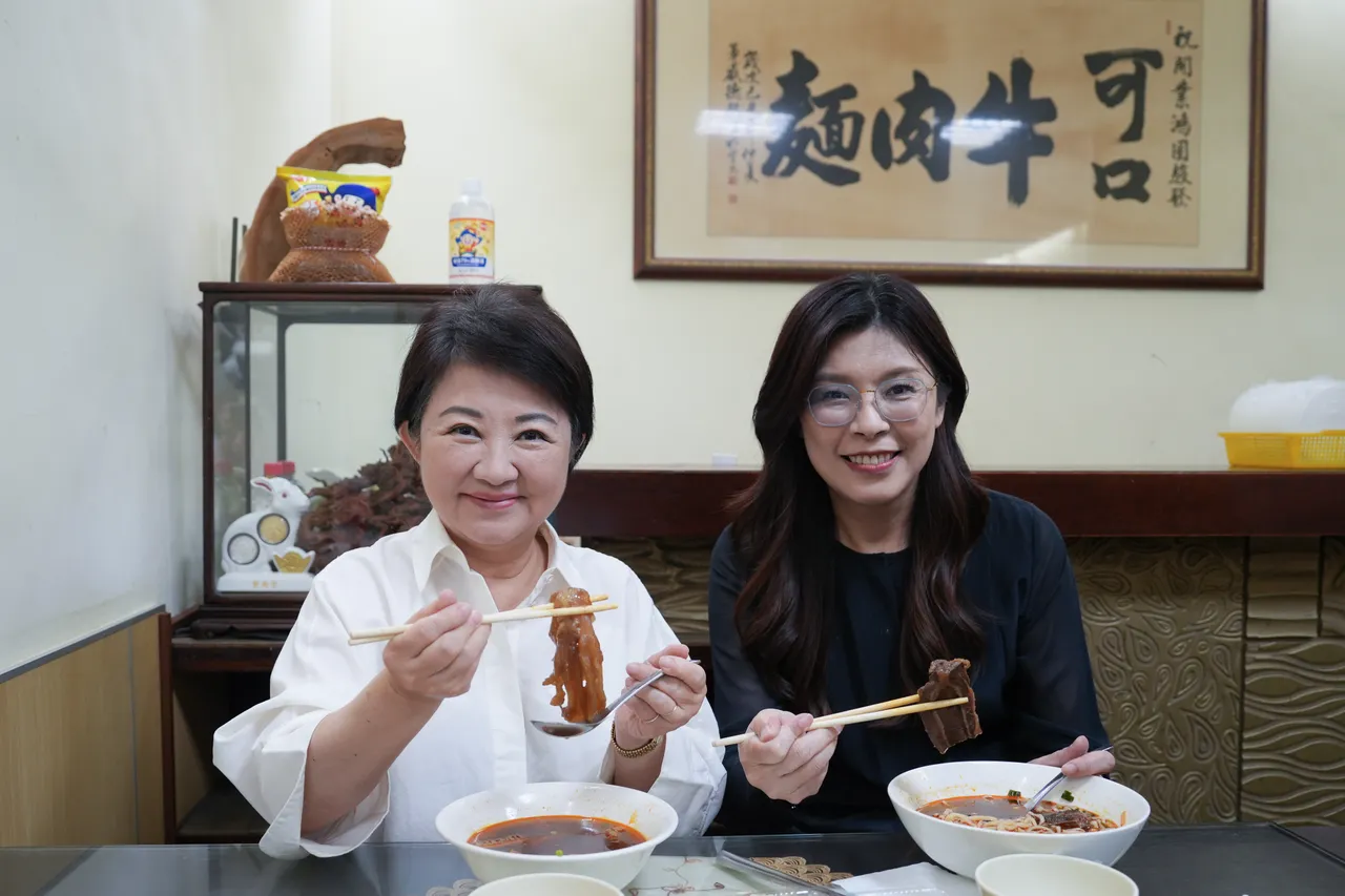 卢秀燕招待郑丽文吃台中市西屯区「可口牛肉面」。读者提供