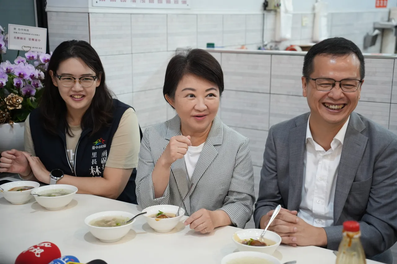 卢秀燕招待罗智强吃南区「台中肉圆」及「台中肉员」。读者提供