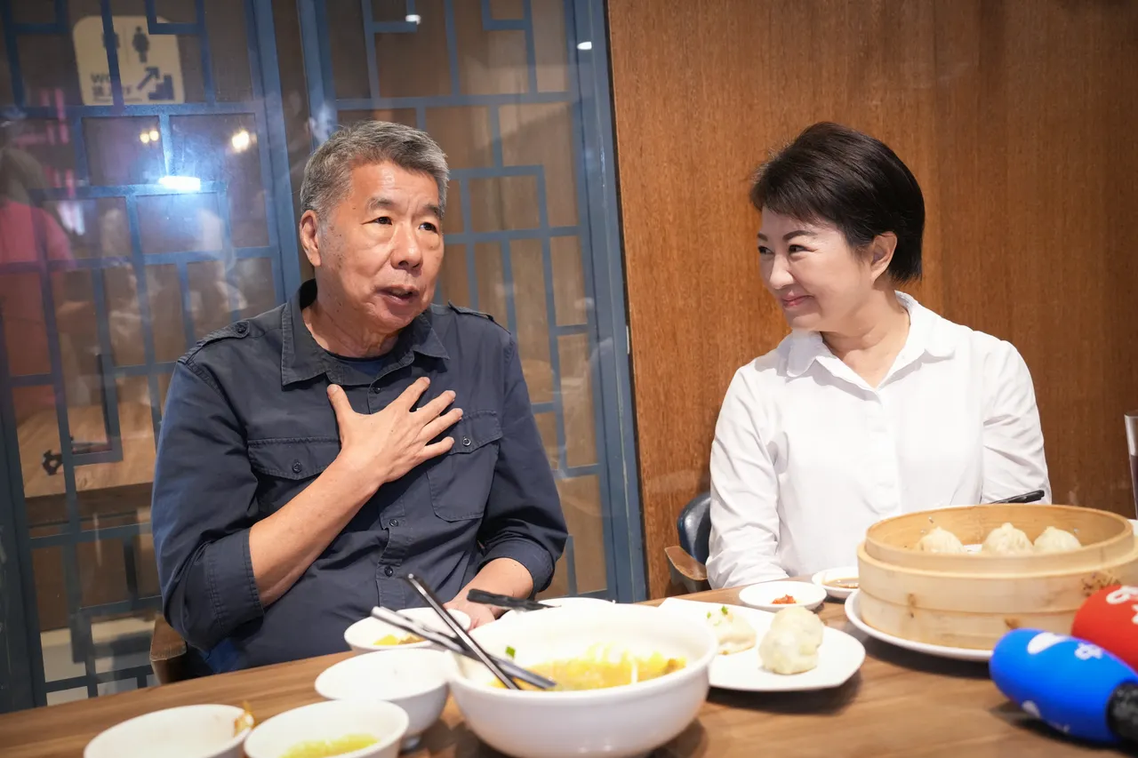 卢秀燕招待张亚中吃台中南屯区「沪舍余味」。读者提供