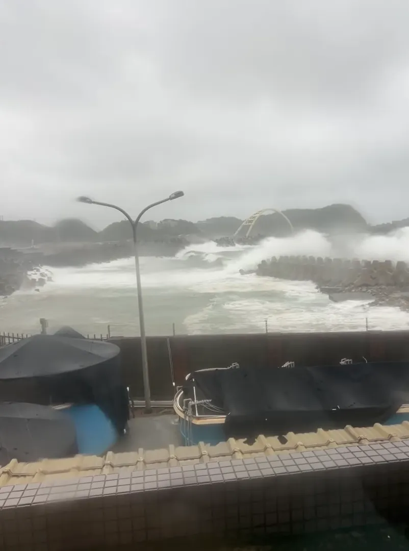 受共伴效应影响,北海岸风浪剧烈,位于基隆的海洋大学也惊见巨浪翻涌。Threads网友@shusheng._授权提供