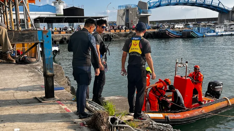 汽車倒車不慎落水，消防隊與海巡獲報後前往救援。翻攝畫面