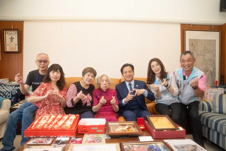 邱臣遠訪百歲人瑞獻上重陽祝福。新竹市府提供
