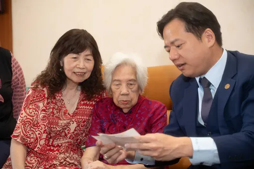竹市府敬老傳愛 邱臣遠訪百歲人瑞獻上重陽祝福