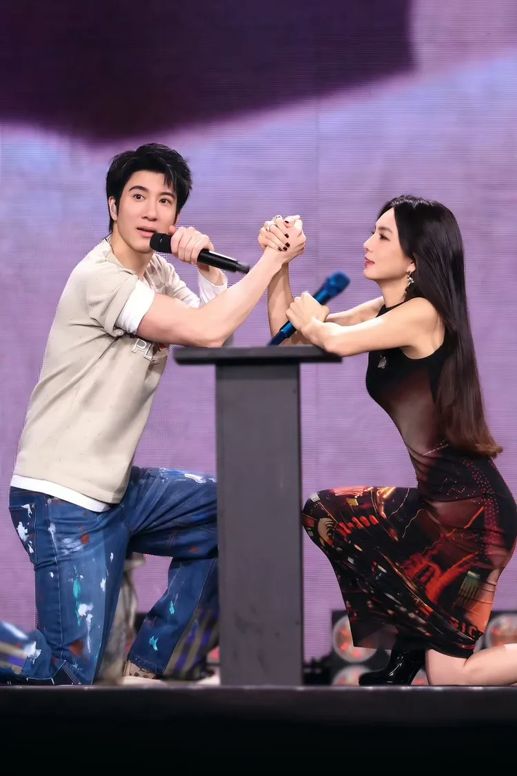 王力宏（左）與Ella演唱會上玩起扳手腕。西東音樂提供