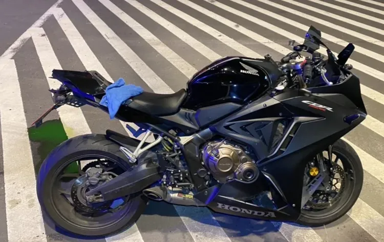 紅牌重機Honda CBR650R要價也要30多萬元，駕駛噴飛摔地，全身擦挫傷所幸送醫無大礙。翻攝畫面