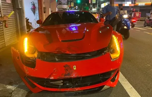 好贵的车祸!1800万法拉利超跑路口撞红牌重机 骑士喷飞