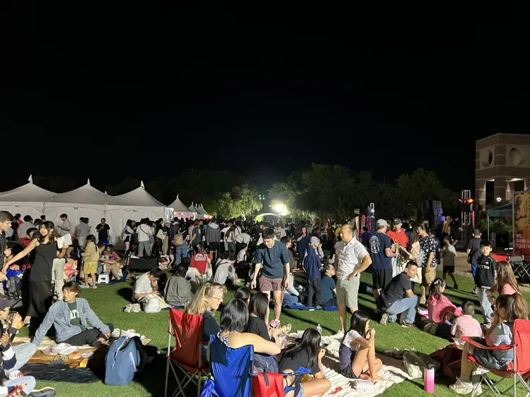 美國亞利桑那州鳳凰城舉行雙十國慶活動，當地居民、僑胞、留學生與台積電員工共7000人參與，在大學校園的草皮上觀賞台積電贊助的無人機演出。 （駐洛杉磯辦事處提供） 中央社