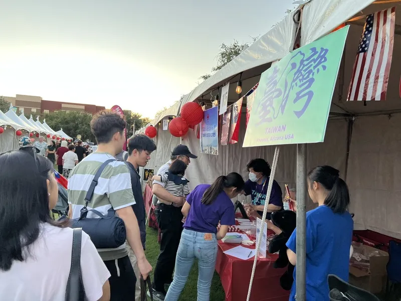 美国亚利桑那州凤凰城举行双十国庆活动,侨胞摆设摊位,向美国不同族裔介绍台湾。 (驻洛杉矶办事处提供) 中央社