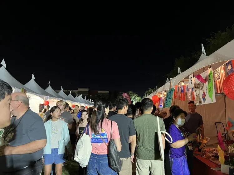 美國亞利桑那州鳳凰城舉行雙十國慶活動，在大學校園內文化攤位宣傳台灣，掛台灣與美國國旗。（駐洛杉磯辦事處提供） 中央社