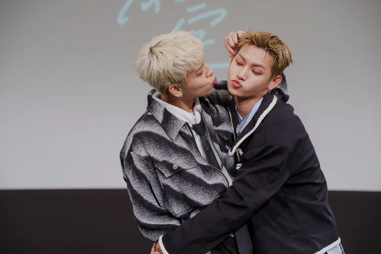 《靈魂約定》主演台上甜蜜互動。三立提供