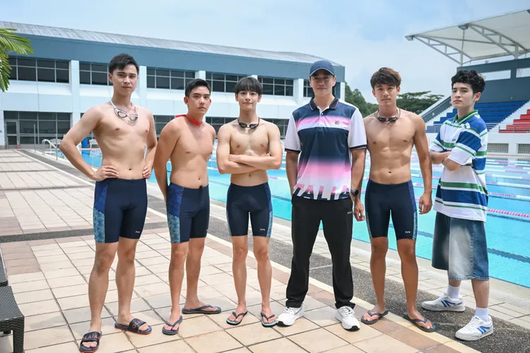 何润东(左四)在戏里饰演游泳教练。三匠影视提供