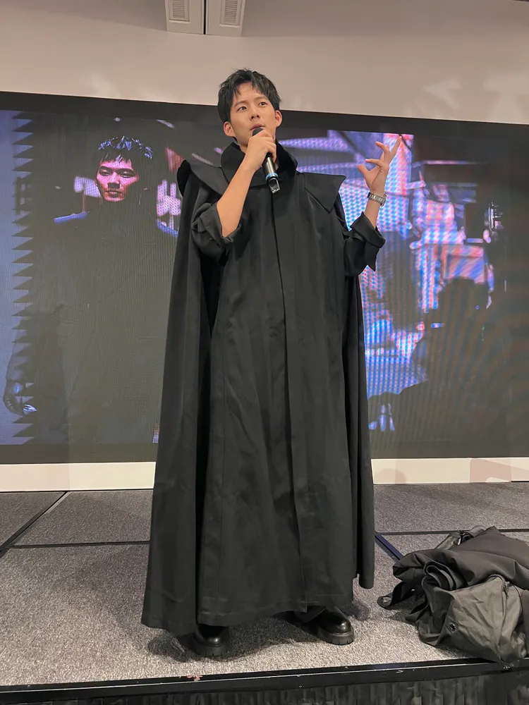 吳念軒在殺青酒上獲贈戲服。三匠影視提供