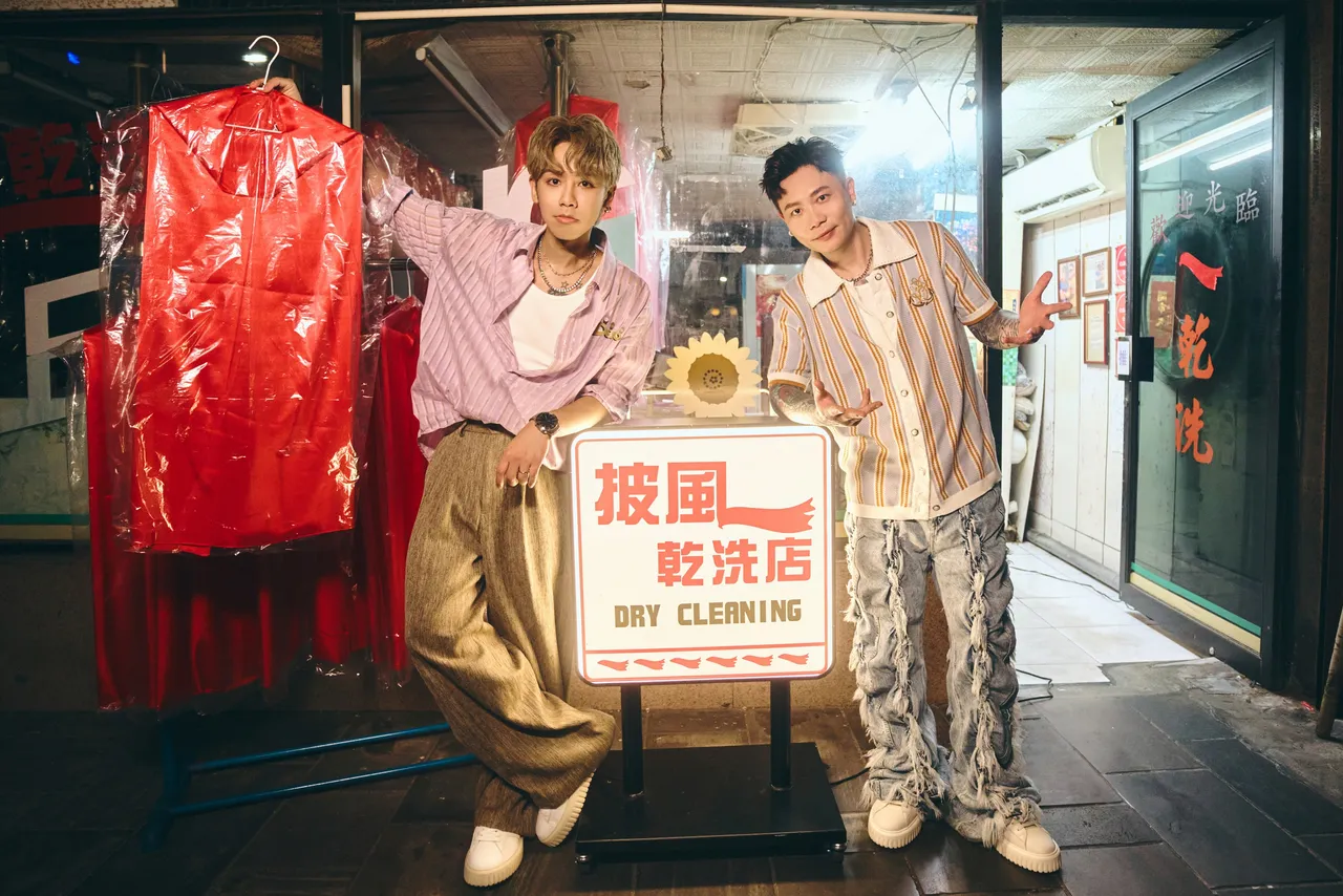 2人在MV帮英雄修补披风。相信音乐提供