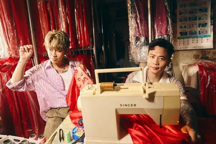 GX在MV中為超人修補披風，成為強而有力的幫手。相信音樂提供