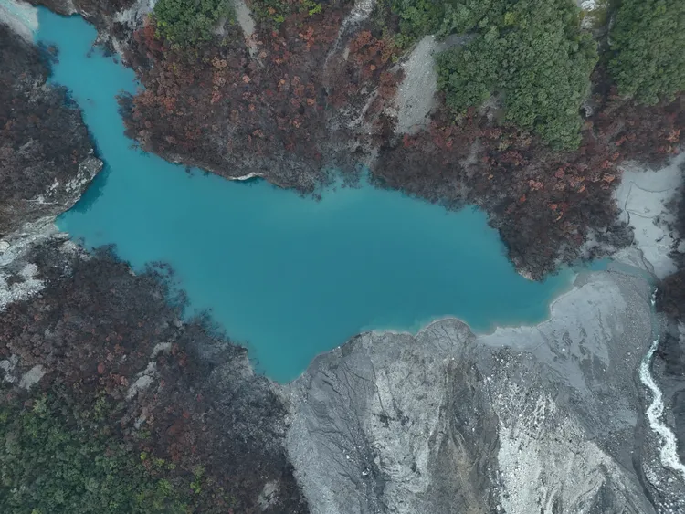 馬太鞍溪堰塞湖最新空拍畫面。林保署花蓮分署提供