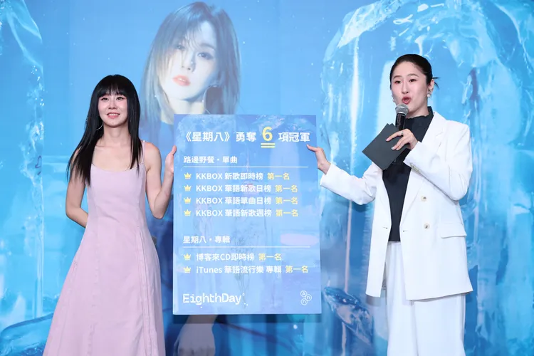 白安（左）新專輯衝出好成績，主持人百白親揭戰績。彭欣偉攝