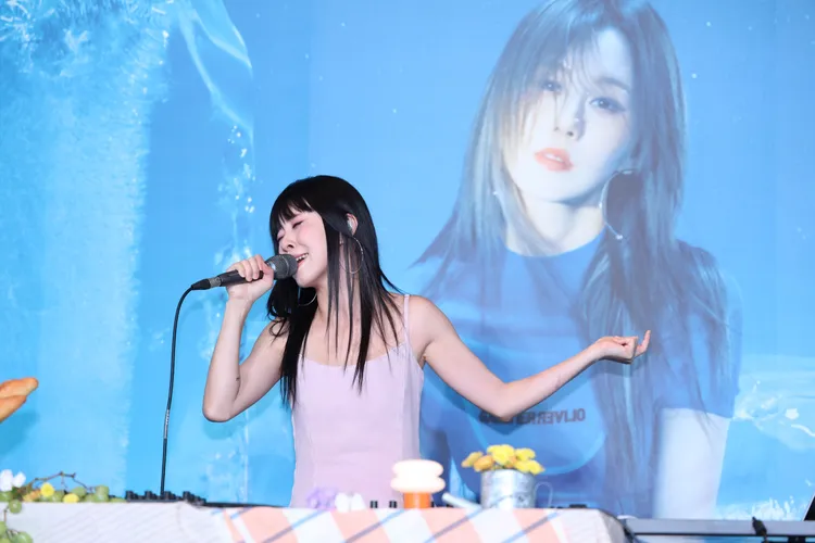 白安將新歌《路邊野餐》場景搬到發片記者會現場。彭欣偉攝