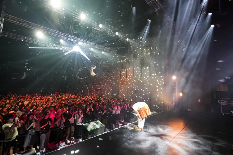 asmi下台前向全場粉絲鞠躬道謝。好玩國際提供