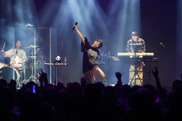 asmi在台上繃繃跳跳，粉絲直呼可愛。好玩國際提供