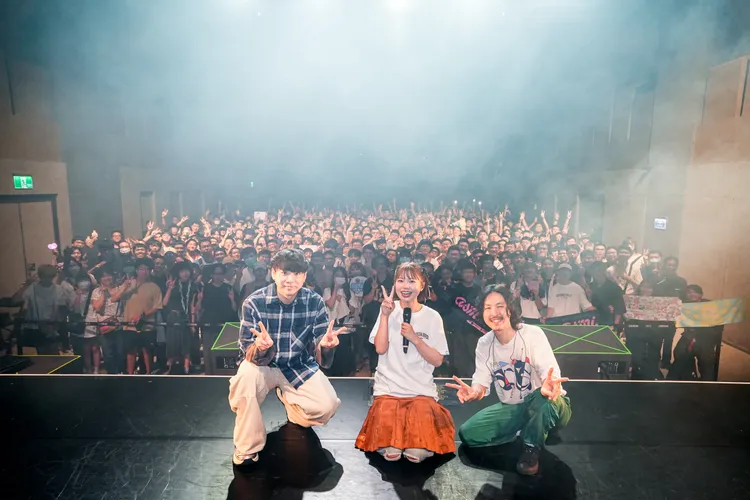 asmi（中）與粉絲大合照。好玩國際提供