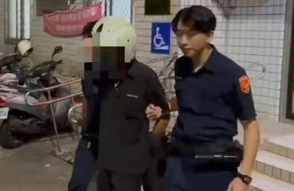 41歲汽修廠陳姓老闆酒駕心虛拒檢，逃逸過程還衝撞警用機車，罪加一等。翻攝畫面