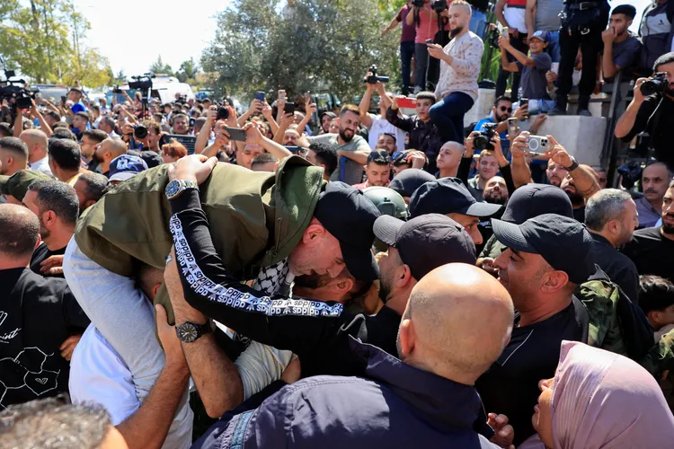 以色列也依照協議釋放數百名巴勒斯坦人。路透