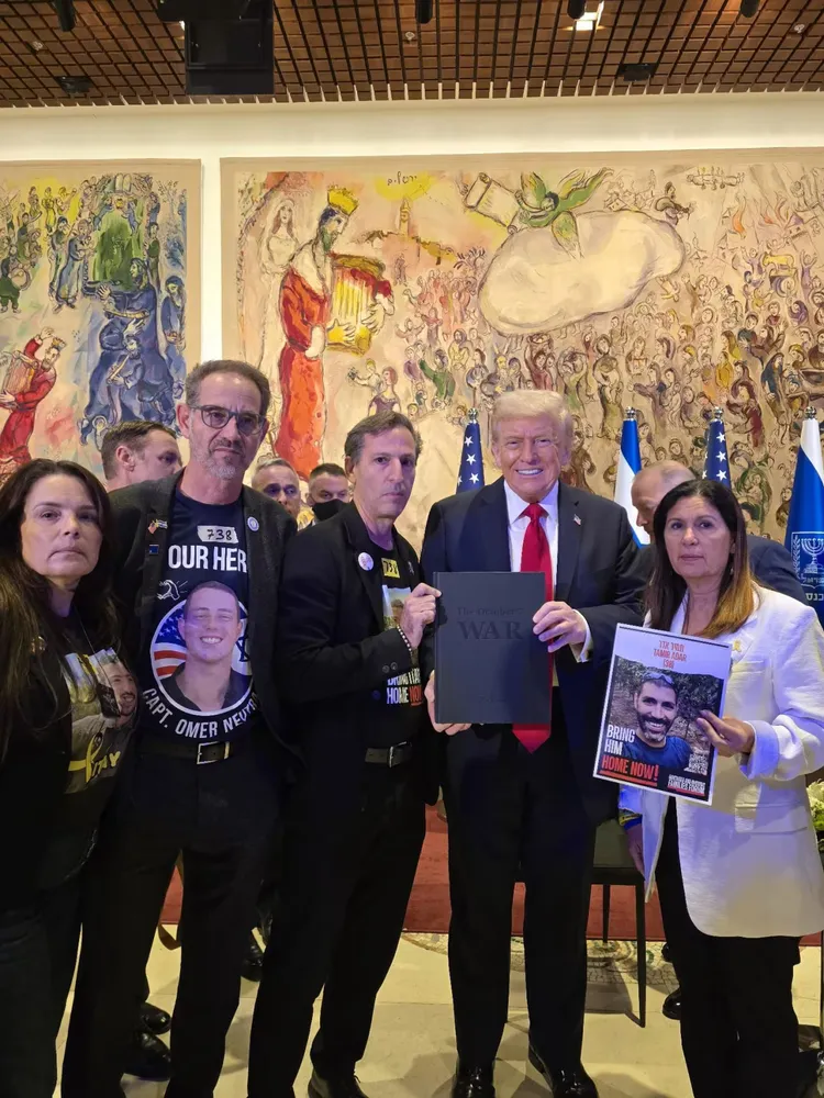 川普會晤人質家屬代表。翻攝CNN