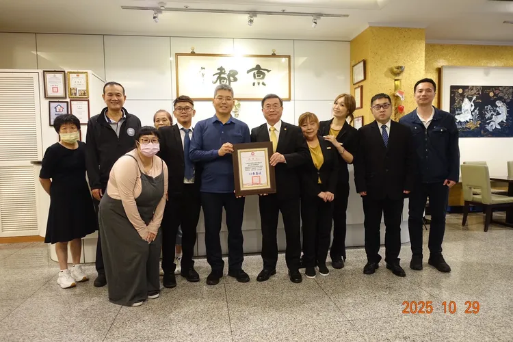 中山分局分局长张耀仁前往该旅馆致意，并代表市警局致赠感谢状。警方提供