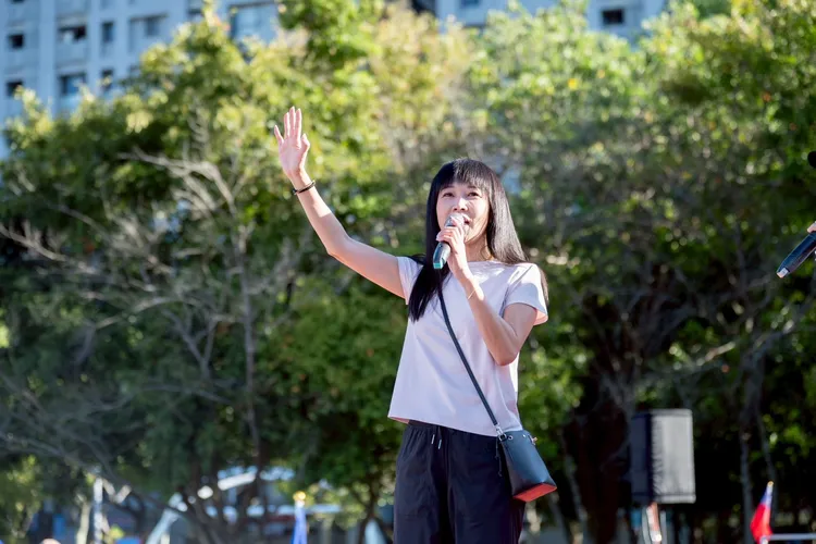 「淑君阿姨」辦理林口區升旗活動。翻攝畫面