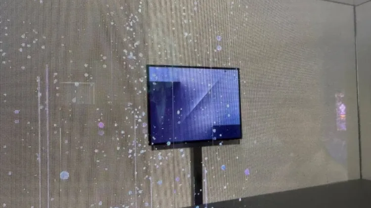 三星Galaxy TriFold於APEC 2025首度公開亮相,三摺設計成為全場焦點。Chosun