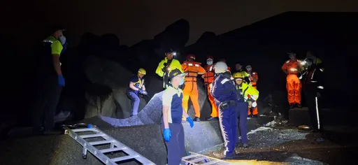 夜钓惊魂!基隆男惊见消波块下卡「浮尸」 腐烂变形难辨身分