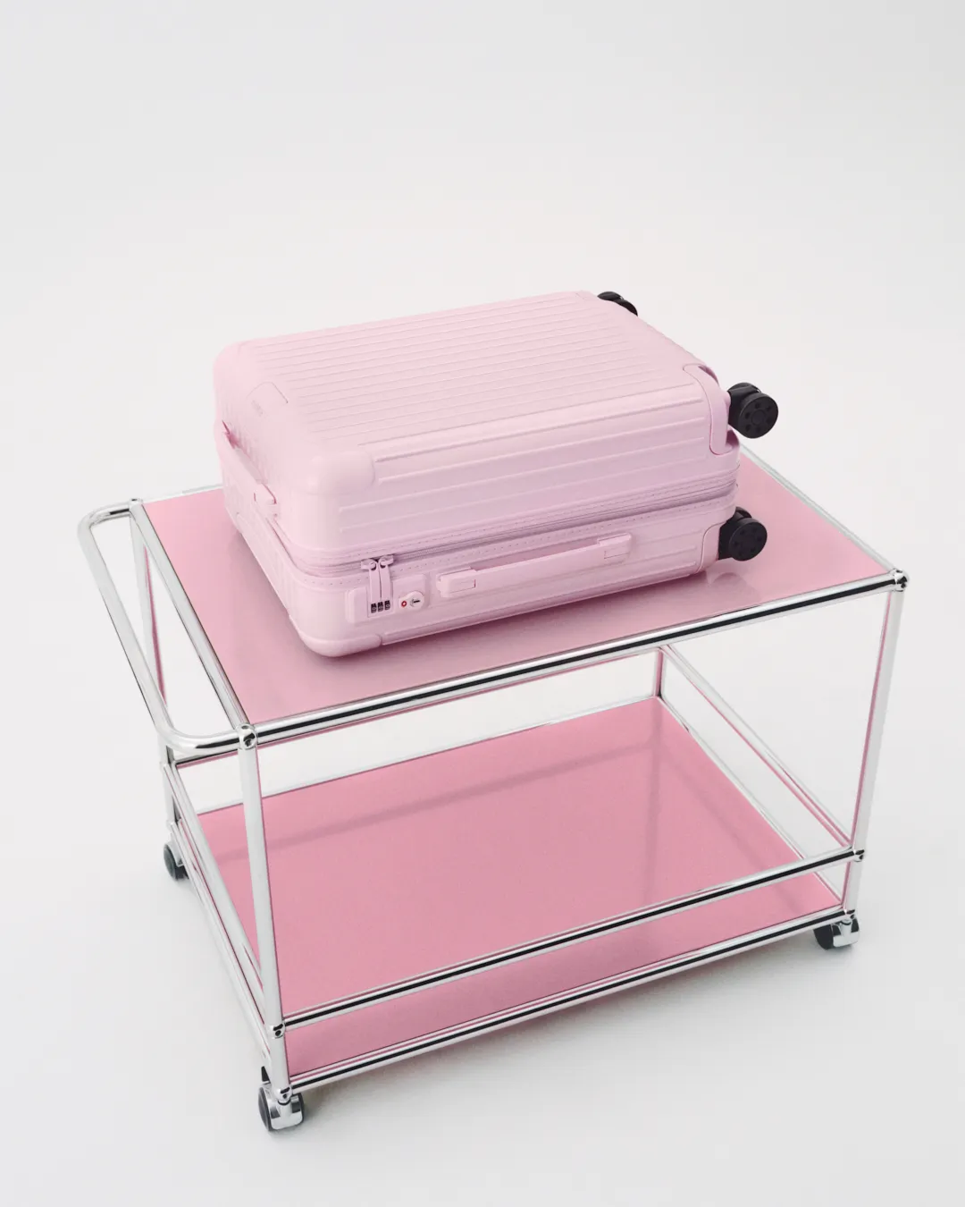 RIMOWA全新季节限定色为「Ballerina Pink 芭蕾粉」。品牌提供