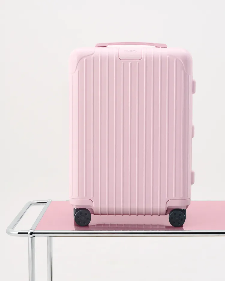 RIMOWA Essential芭蕾粉Cabin行李箱／3萬500元、Check-In L行李箱／3萬8200元、Trunk Plus行李箱／ 4萬8400元。品牌提供