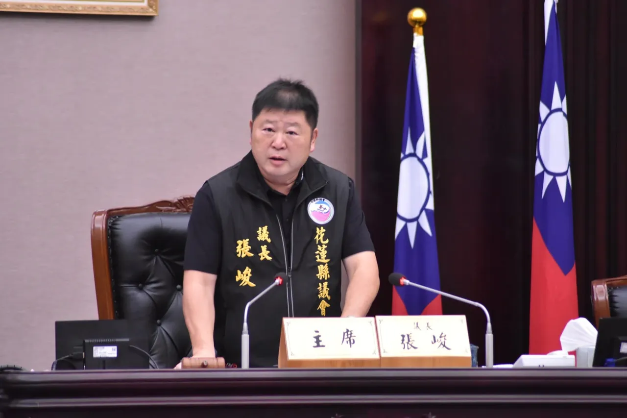 许美华指出,张峻因反对矿石税政策与傅崐萁决裂。翻摄张峻脸书