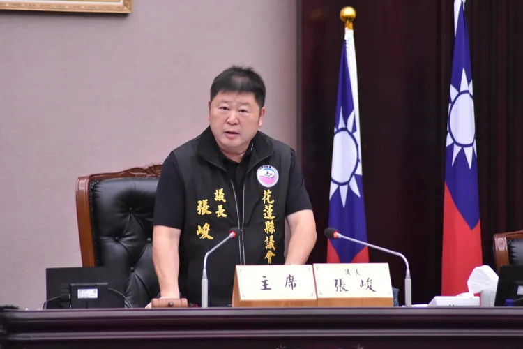 許美華指出，張峻因反對礦石稅政策與傅崐萁決裂。翻攝張峻臉書