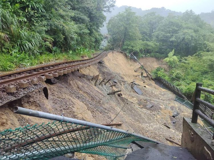 豪雨掏空路基!台鐵平溪線驚見「鐵路懸空」 11月底前平日全線停駛