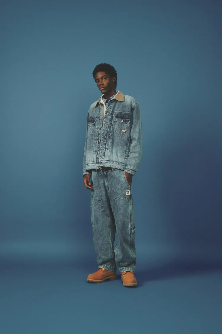 Mark Gonzales 刺繡愛心牛仔卡車司機外套，5980元；愛心小標牛仔長褲，3880元。品牌提供