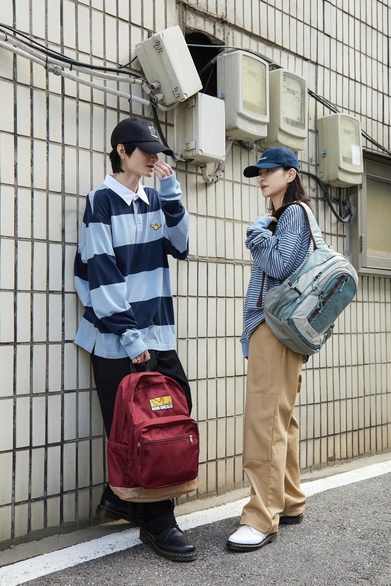 Mark Gonzales(男)小天使布章条纹长袖POLO衫2280元、BOX LOGO麂皮拼接后背包2580元; (女)小天使布章条纹长袖上衣2680元。品牌提供
