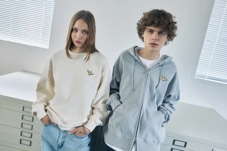 Mark Gonzales 小天使布章OG大學T，2280元；小天使布章OG連帽外套，3980元。品牌提供