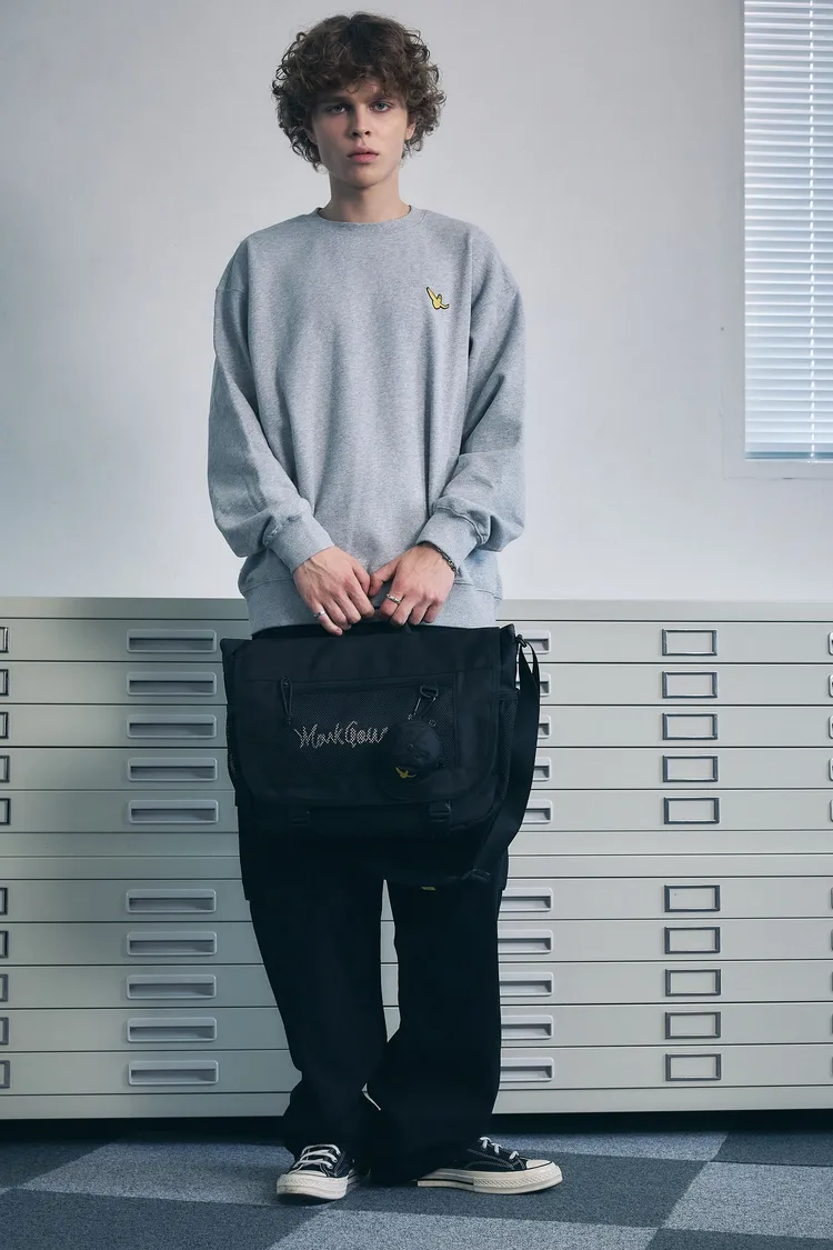 Mark Gonzales小天使布章OG連帽外套，3980元；網袋郵差包15吋 (附棒球帽造型小包），3380元。品牌提供
