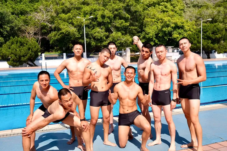 游泳課讓星兵們放鬆紓壓。台視提供