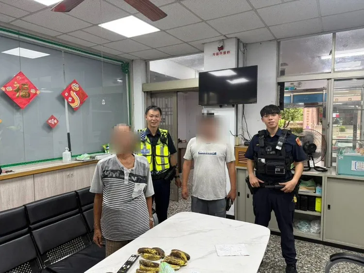 陳男撿到裝有17萬現金的皮夾到派出所。翻攝畫面