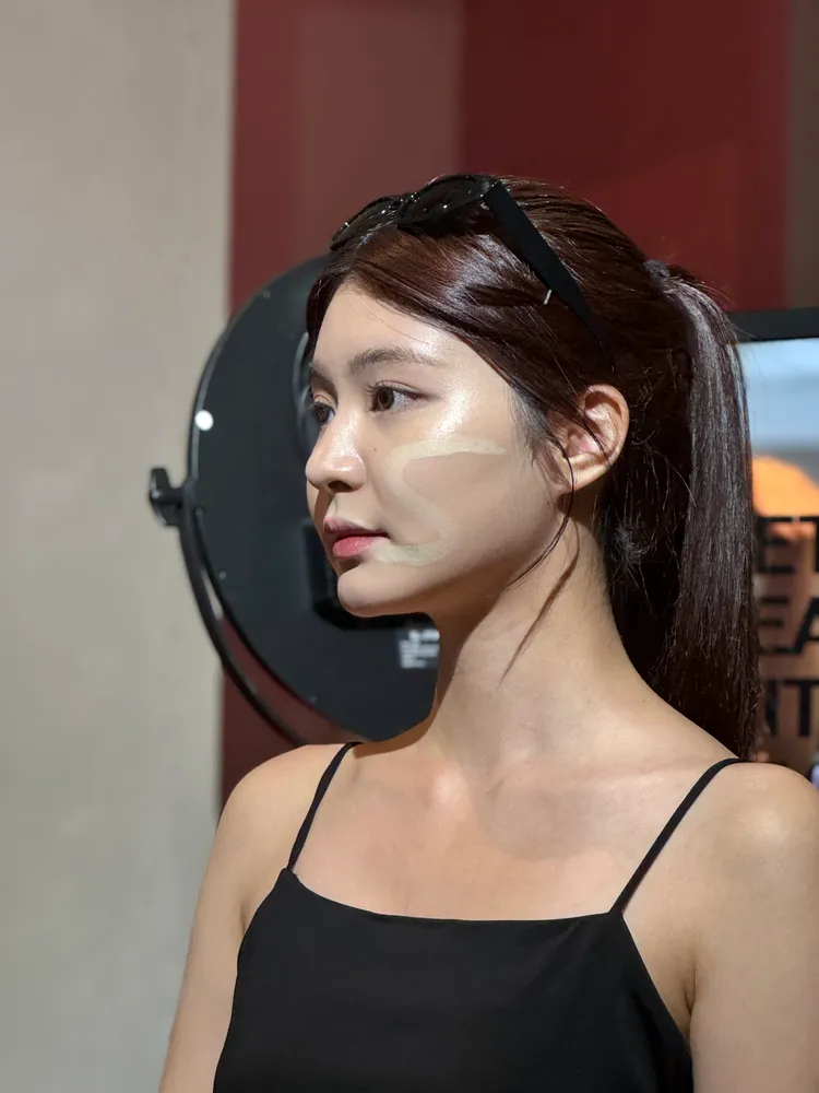 S型的輕掃打亮手法，能讓視覺年齡小5歲。張家玲攝