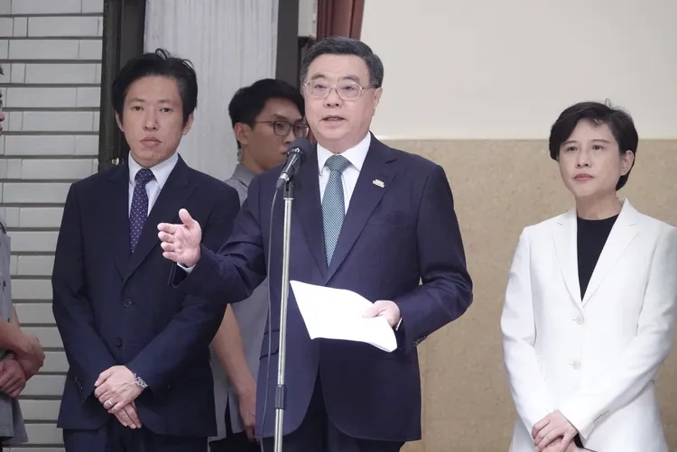 行政院长卓荣泰(中)受访表示,只有打败病毒人类才能获得最后的胜利,所以仍要中央地方一起努力。庄宗达摄