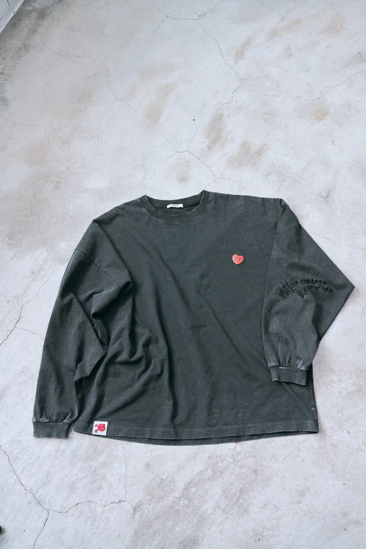 niko and …X Kurt Wu聯名系列水洗愛心刺繡長袖T恤上衣，1990元。品牌提供