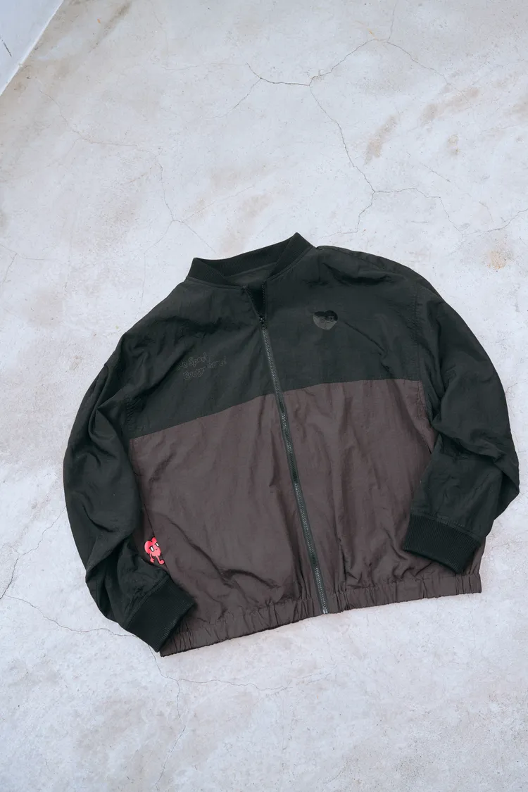 niko and …X Kurt Wu聯名系列愛心特殊印刷運動夾克外套，3690元。品牌提供