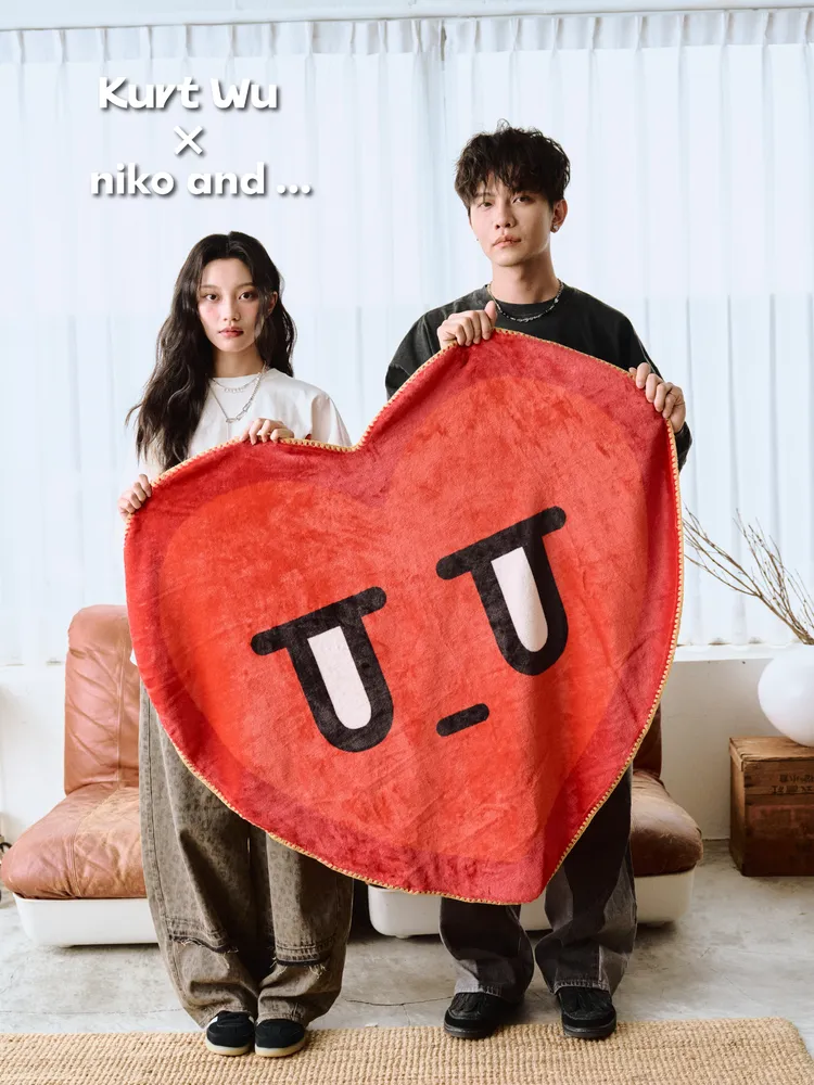 niko and …X Kurt Wu聯名系列愛心造型毛毯，1260元。品牌提供