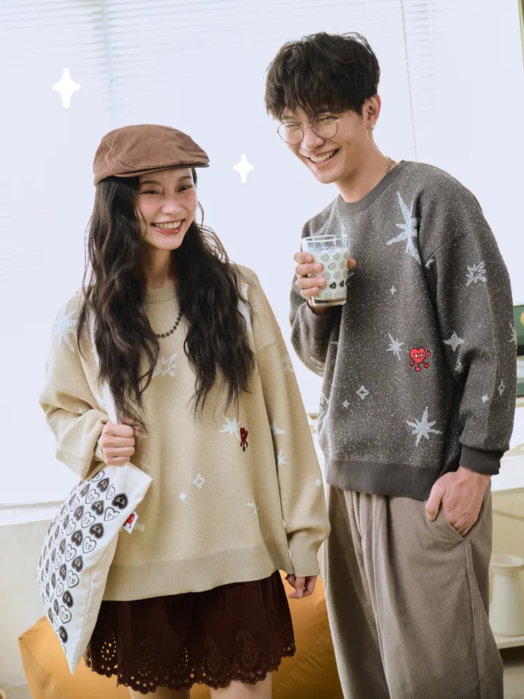 聯名系列的服裝單品在細節處加入愛心角色。品牌提供