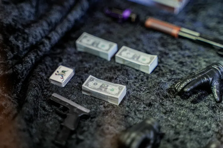 《黑暗騎士》小丑（搶匪版）人偶隨附多款道具，仿現鈔能一張張拆數。田欣雲攝影